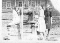 Софія (зліва) та її подруги у Сибірі