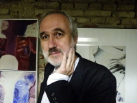 Přemysl Rut v pražském Studiu Paměť v době, kdy pod titulem Paměť pamětníkům začínaly písňové podvečery uváděné později na různých malých scénách pod názvem Okolostola. Tedy cca v roce 2009. Foto Bohdan Holomíček.