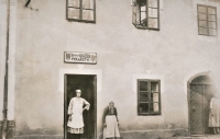 Dům č. 73, pekařství Blažek, ve dveřích pamětníkova babička, 1930