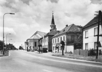 Silnice na Ostravu, vpravo hrabyňský kostel, škola, hospoda Jednoty a Onderkův dům, 1965