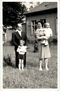 Pavol Tomašovič spolu so staršou sestrou Ľudmilou a rodičmi.