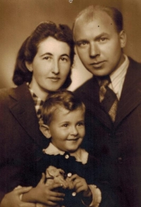 Tříletý Peter Danzinger s rodiči. Banská Bystrica, 1940
