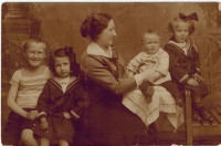  Kitty Ganslerová, maminka Petera Danzingera (druhá zleva) ve věku sedmi let. Velká Bytča, 1916
