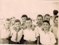 S partou kamarádů a Paľem už v Izraeli. Paľo první zprava, Azriel Dansky druhý zleva, 1949
