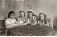 Servírkou v hotelu Harvey, Marie Machačová první zprava, Františkovy Lázně, 1953