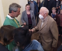 Karel Koranda s P. Jaroslavem Šmejkalem při oslavě devadesátých narozenin v suchdolském kostele (2021)