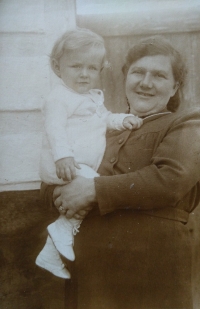 Jan Hanzlík s maminkou Marií, 1945