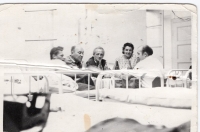 Ubytovna na sokolovně, Oldřich Machač první vpravo, Olomouc, 1972