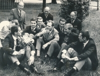 Pavel Doležel (sedí zcela vlevo) s kolegy z reprezentace a německým legendárním cyklistou Gustavem Adolfem Schurem; napravo od Pavla Doležela sedí Zelenka, Konečný, Schur, Kvapil, Hrazdíra, Vávra, 1968