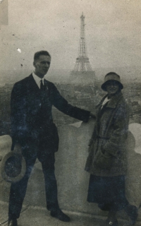 Witnesses's parents in Paris, 1927