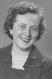 Hana Tomková on the graduation photo board 1952