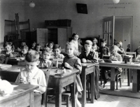 Jan Bartoš ve třídě v ZŠ Jarošova (v druhé lavici) v roce 1956