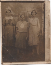 Kateryna Nahirna (zleva) - matka Maryje, Polsko, první polovina 40. let XX. století
