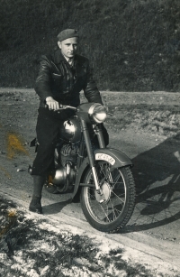 Čestmír na motorce, 1950
