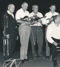 Čestmír (vpravo vpředu) s kapelou, 70. léta 20. století