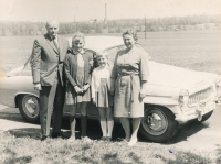 Pelantovi s novým autem (zleva Čestmír, Květa ml., Zlata, Květa), 1962