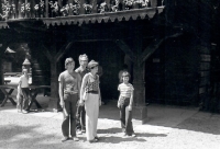 Rodina Kadlecova na výletě, asi 1979