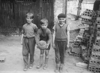Dvůr domu v ulici Na Bídě, kde Petr Šimr (vlevo) trávil dětství s bratrem (uprostřed) a kamarády 