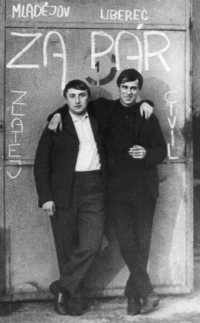In the war shortly before leaving for civilian life, 1968, Petr Šimr on the right