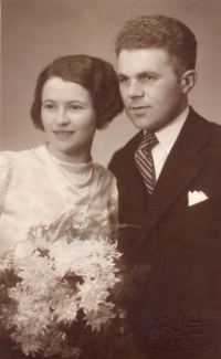 Wedding photograph of the witness's parents Miloslav and Věra Štryncl, 1936