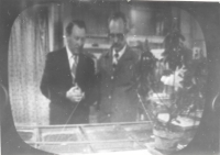 Jan Kadlec vpravo s prof. Burešem v Čs. televizi v pořadu o trávních rohožích, 1982