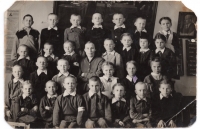 шкільне фото респондента, Шахта «Южная», Прокоп’євськ, Кемеровська область, 7 травня 1955р. Респондент останній ряд, третій зліва. 
