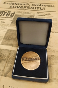 Pamětní medaile Liberecká svědectví na události 21. srpna 1968, kterou Petr Šída převzal v roce 2008