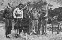 Gertruda Milerská (uprostřed vedle lyží) / Vysoké Tatry / 1953