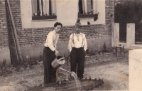 Dědeček František Kozmík se svým synem Vitězslavem v Březnici