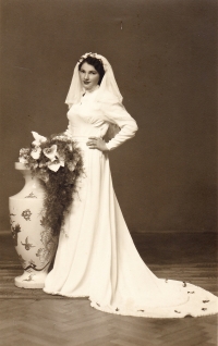 Ludmila Czerneková (Kozmíková), svatební fotografie z roku 1955
