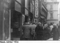 Photographs by Petr Šimr from Prague in November 1989 - manifesting at Reduta