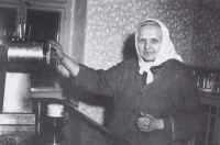 Za výčepem sousedka a hospodská Puflerová z Radostovic