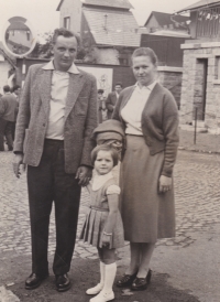 Manželé Veselskovi se svou dcerou Danou na pouti v Lipnici nad Sázavou, raná 60. léta 