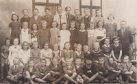 Žáci obecné školy v Dolním Městě, pravděpodobně už za druhé světové války, manžel pamětnice Miloslav Veselský ve světlém saku ve vrchní řadě pátý zleva 