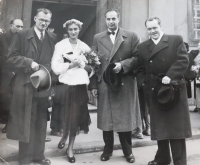 Svadba Evy Ruhmannovej a Hermanna Klačka 16. 10. 1954. Svedkovia Andrej Plávka (vľavo) a Gabo Rapoš.
