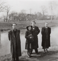 S kamarády u Labe, Václav Vaněk s motýlkem, 40. léta 20. století