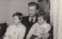 Alois Veselý mladší se svými dvěma dcerami (vlevo Alena Nekolová), počátek 60. let 