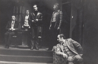 Josef Kundera (druhý zleva) jako Kryštof Wren ve hře Past na myši, Horácké divadlo Jihlava, 1983