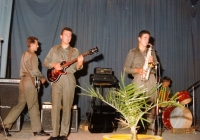 Petar Erak při hraní na saxofon v armádní kapele