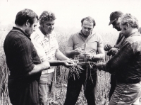 Jindřich Kubienka (druhý zleva) jako agronom na statku v Karviné-Ráji / kolem roku 1980
