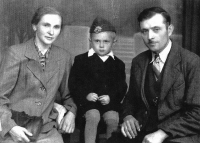 S matkou a otcem, cca 1943
