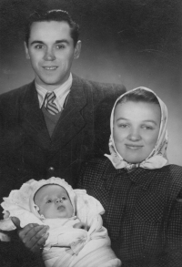 Manželé Jelínkovi se svým jednoročním synem Jiřím, Cheb, r. 1950