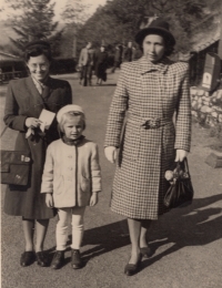The witness with mother and grandmother, 1947