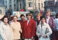 Oslavy 1. máje v Bílině na náměstí, pamětnice uprostřed, 1986 