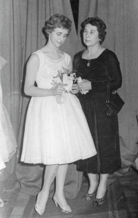 Pamětnice s maminkou v tanečních, 1960 