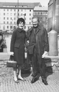 Eva Jiřičná s otcem Josefem v Praze (60. léta)
