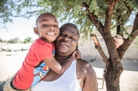 Vašek s jedním ze svých dětí před svou farmou nedaleko Windhoeku v Namibii, 2021