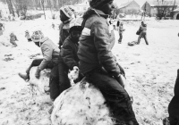 Děti si v Prachaticích hrají se sněhem