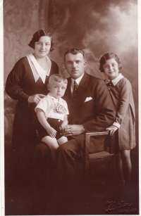 Binarova rodina. Matka, otec, sestra. Pamětník na klíně. Rok cca 1935