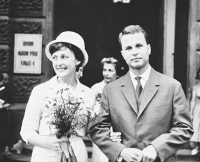 Eva Jiřičná a Martin Holub na svatební fotografii, 1963